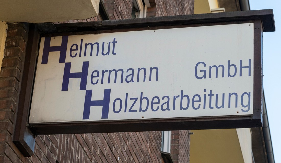 Schild Firma Helmut Hermann Holzbearbeitung GmbH
